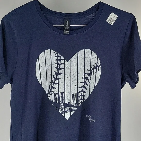 New York Heart Baseball T-Shirt With Skyline NWT - Picture 8 of 11